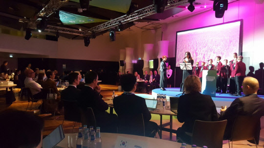 이인재 행정자치부 전자정부국장 등 대표단은 에스토니아 탈린에서 개최한 '제9회 OECD E-리더스 디지털 정부 고위급 회의'에 참석해 2015년도 OECD 국가 공공데이터 개방 평가 세계 1위를 차지한 한국의 경험과 데이터 기반 정부로의 패러다임 전환에 대해 역설했다. 사진은 대표단들이 공연을 관람하고 있는 모습. 행정자치부 제공